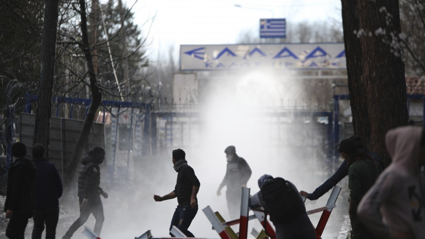 Έβρος: Νέα επεισόδια με πρόσφυγες και μετανάστες, πετούν πέτρες, δακρυγόνα