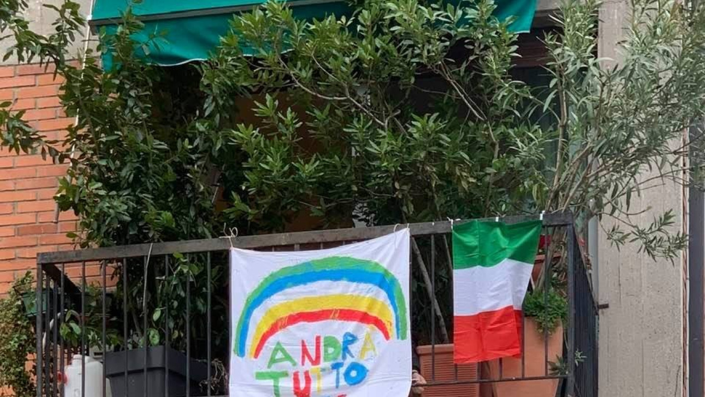 Συγκινητικό βίντεο: Οι κάτοικοι της Βερόνα στα μπαλκόνια τους χειροκροτούν!