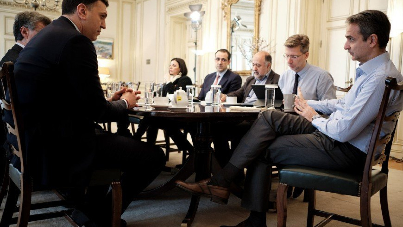 Καφές με… αντισηπτικό στο Μαξίμου