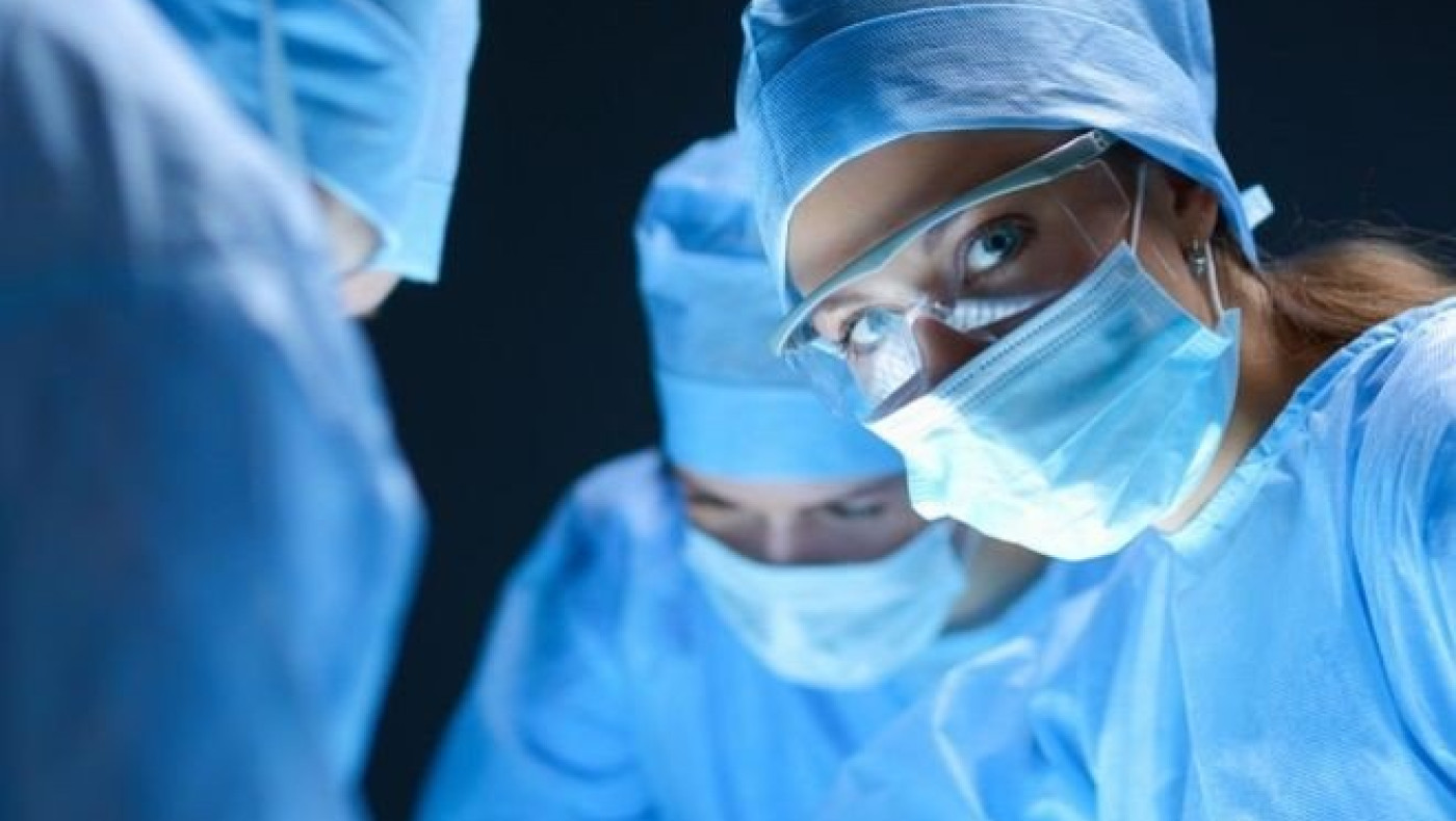 Κορωνοϊός: Οι Έλληνες βγαίνουν στα μπαλκόνια για γιατρούς και νοσηλευτές