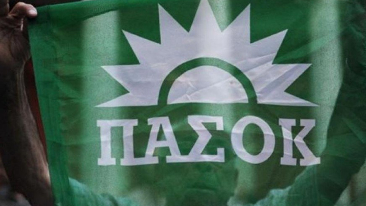 Βγήκε στο μπαλκόνι και τραγούδησε τον ύμνο του ΠΑΣΟΚ!