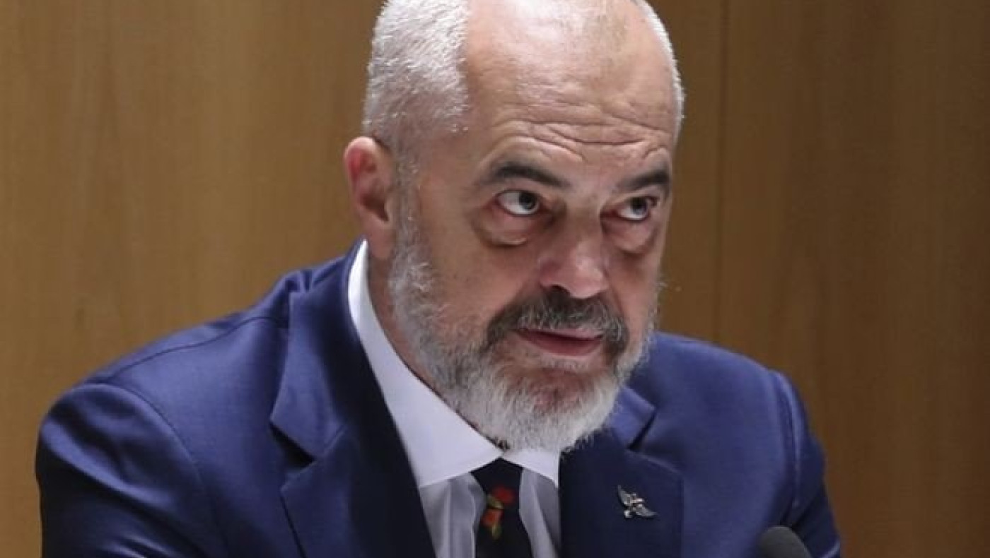 Η Αλβανία κλείνει όλες τις χερσαίες διαβάσεις