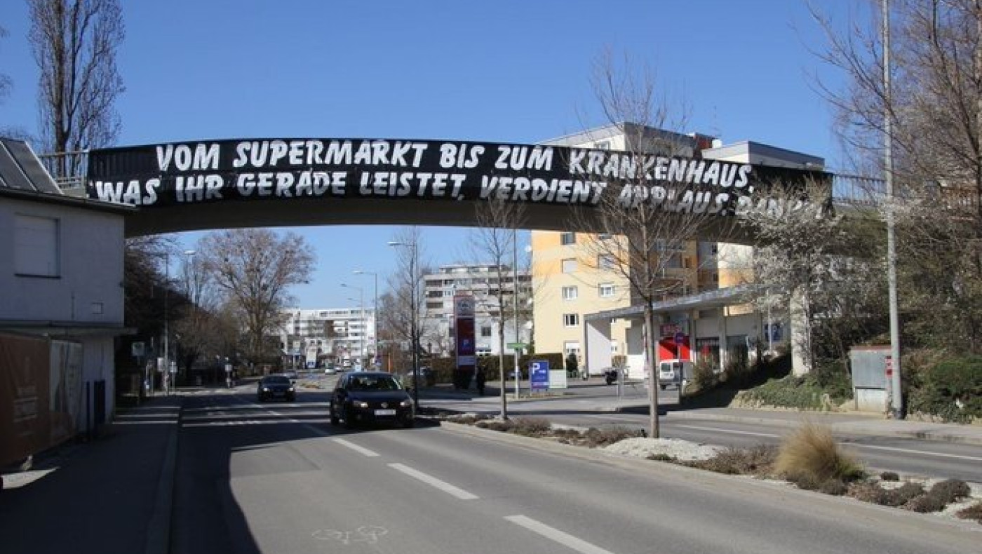 Εξαιρετικό πανό των οπαδών της Στουρμ για γιατρούς και υπαλλήλους σούπερ μάρκετ