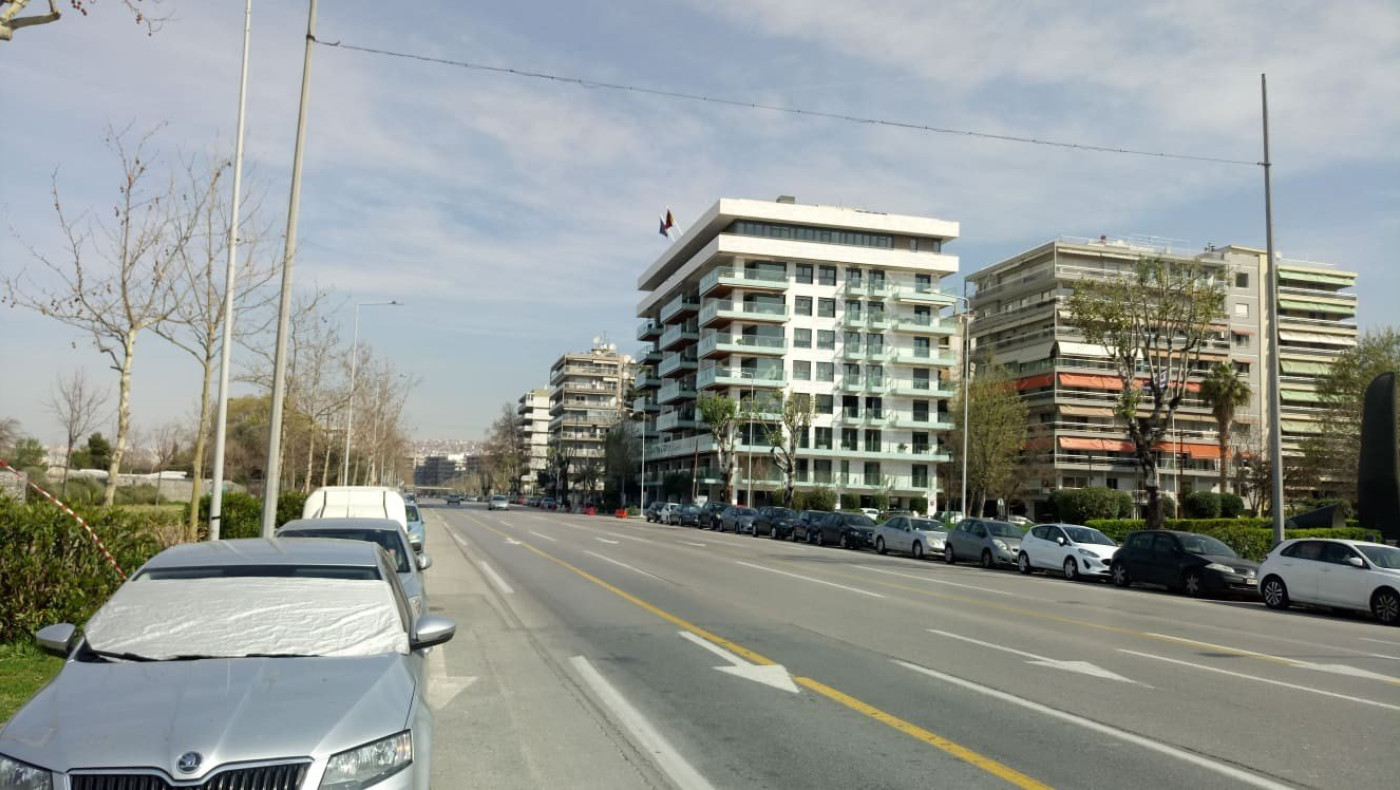 «Νέκρωσε» η Θεσσαλονίκη: Άδειοι δρόμοι, λιγοστός κόσμος έξω