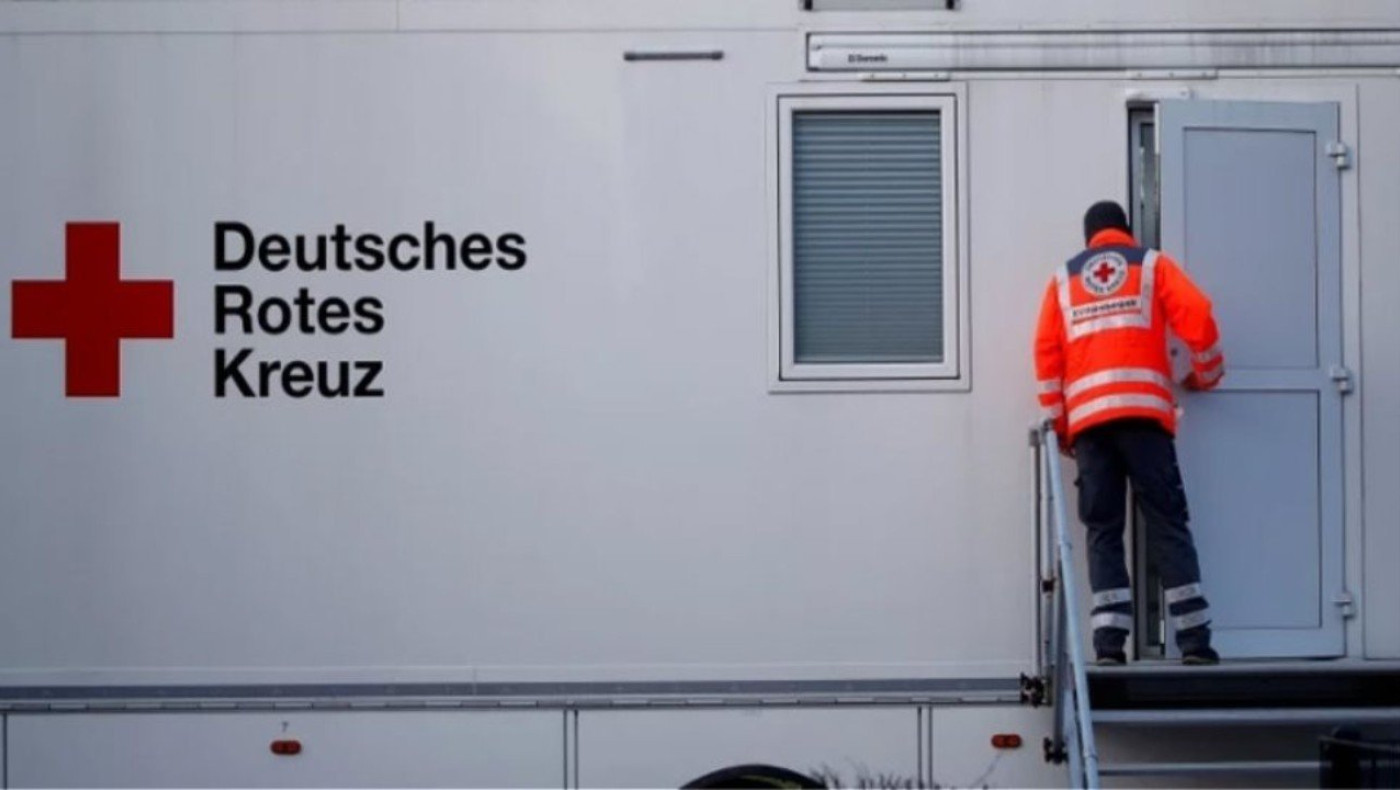 «Οι νέοι έκαναν πάρτι και έψηναν, η Μέρκελ τα σταμάτησε»