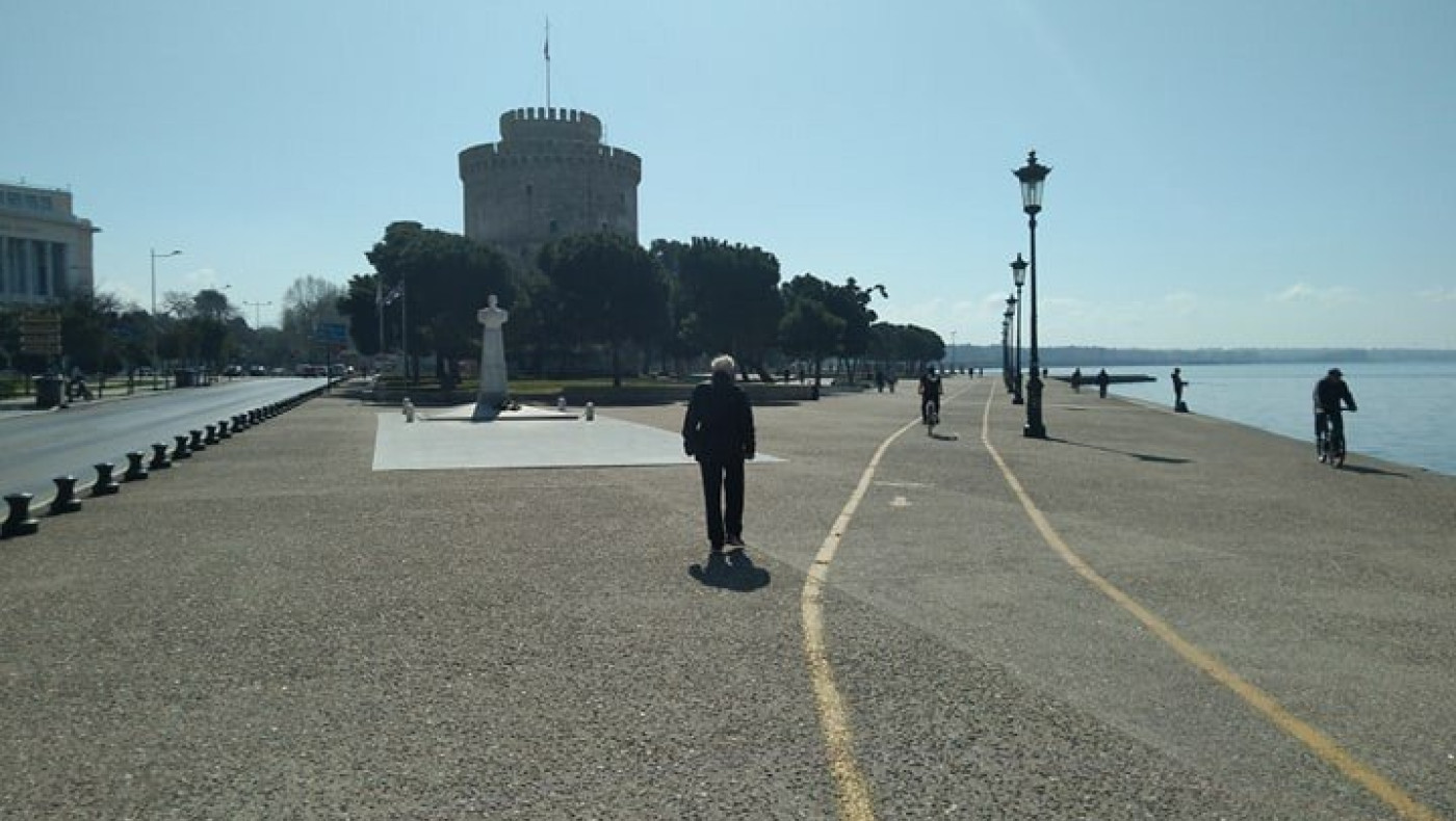 Άδεια η παραλία και οι δρόμοι της Θεσσαλονίκης