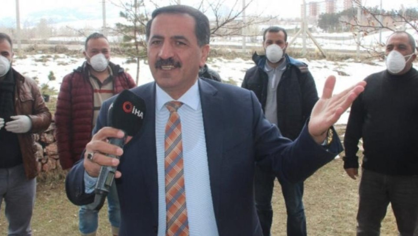 Τούρκος καλλιτέχνης τραγουδά «να χτυπήσει ο ιός την Ελλάδα»