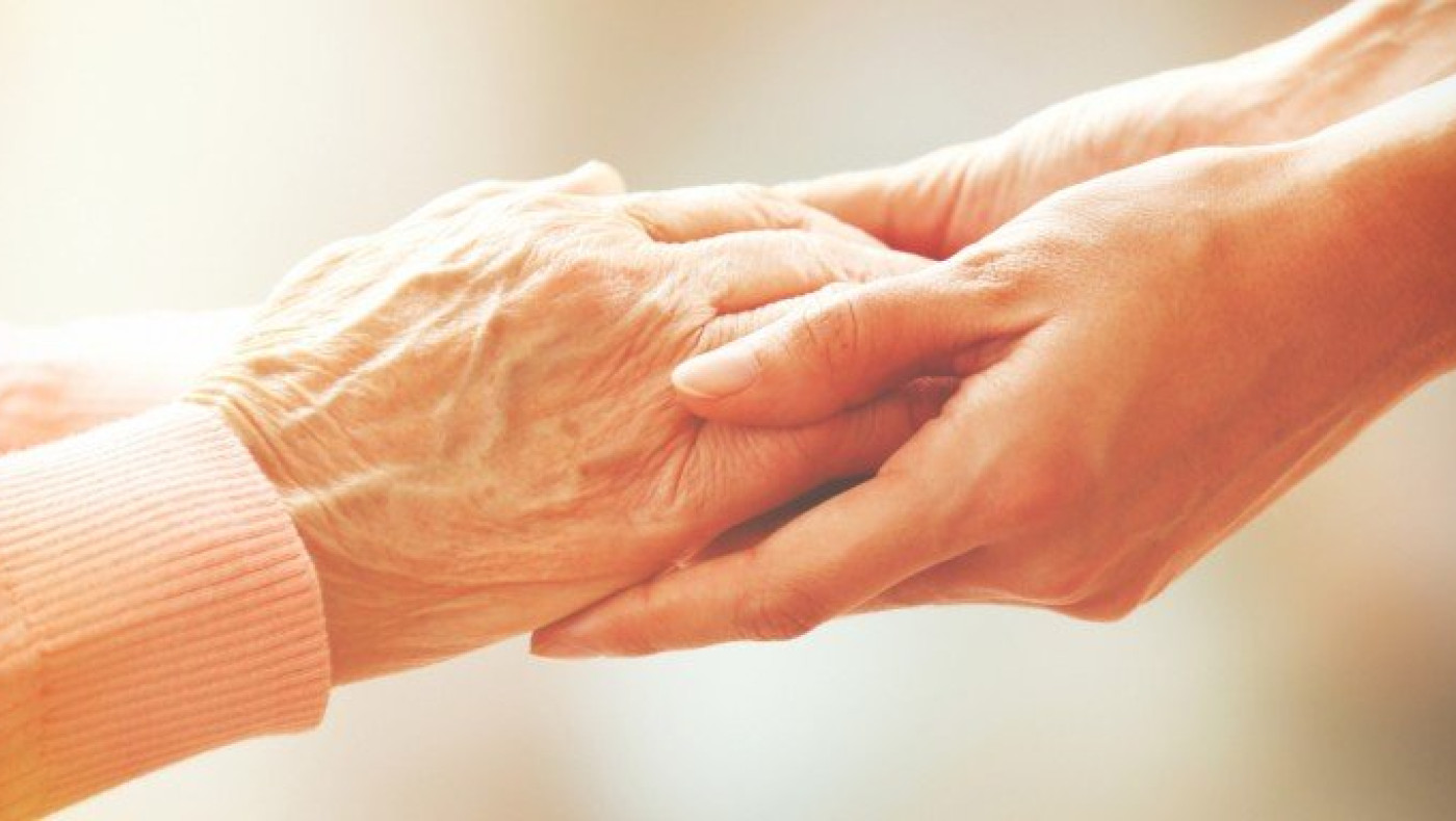 Κορωνοϊός: Έδειξε στον παππού της το δαχτυλίδι των αρραβώνων της πίσω από το τζάμι