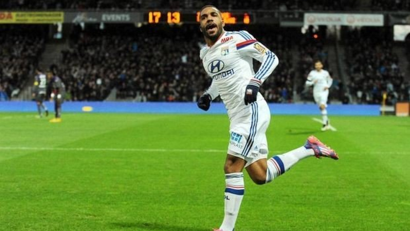 Νίκησε και έμεινε στην κορυφή η Λυών