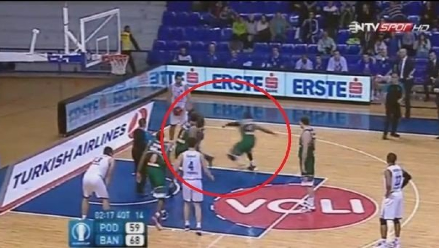  Εισβολή οπαδού και επεισόδια στο Μπουντούσνοστ-Μπάνβιτ (vid)