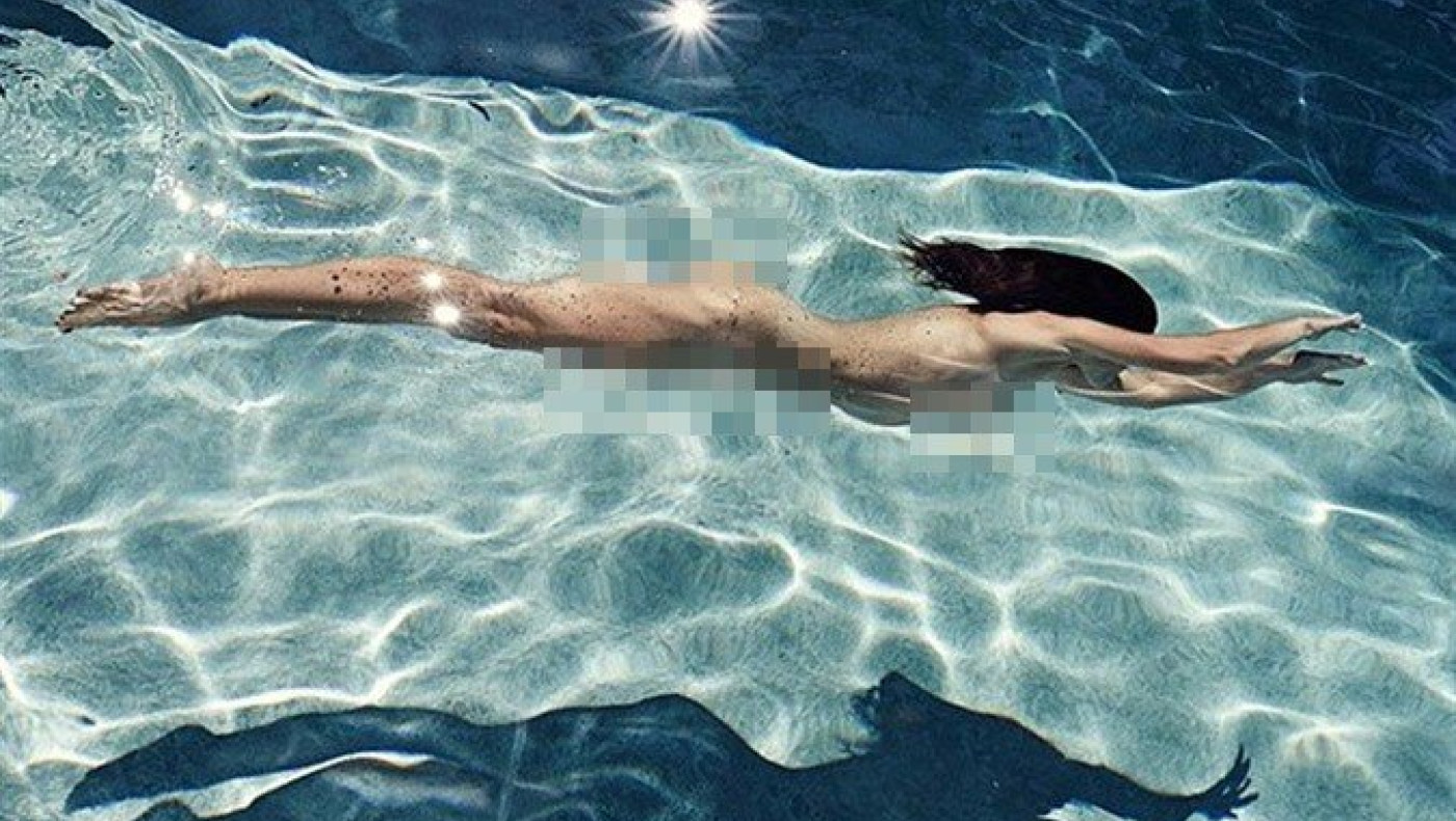 Ολόγυμνη σε ρόλο γοργόνας η Χίλαρι Σουάνκ (pics)