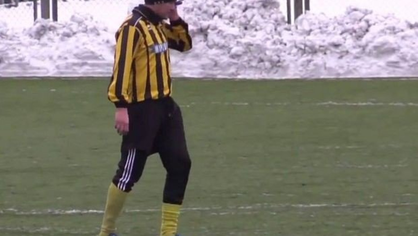 Ποδοσφαιριστής μιλούσε στο κινητό εν ώρα αγώνα! (video)