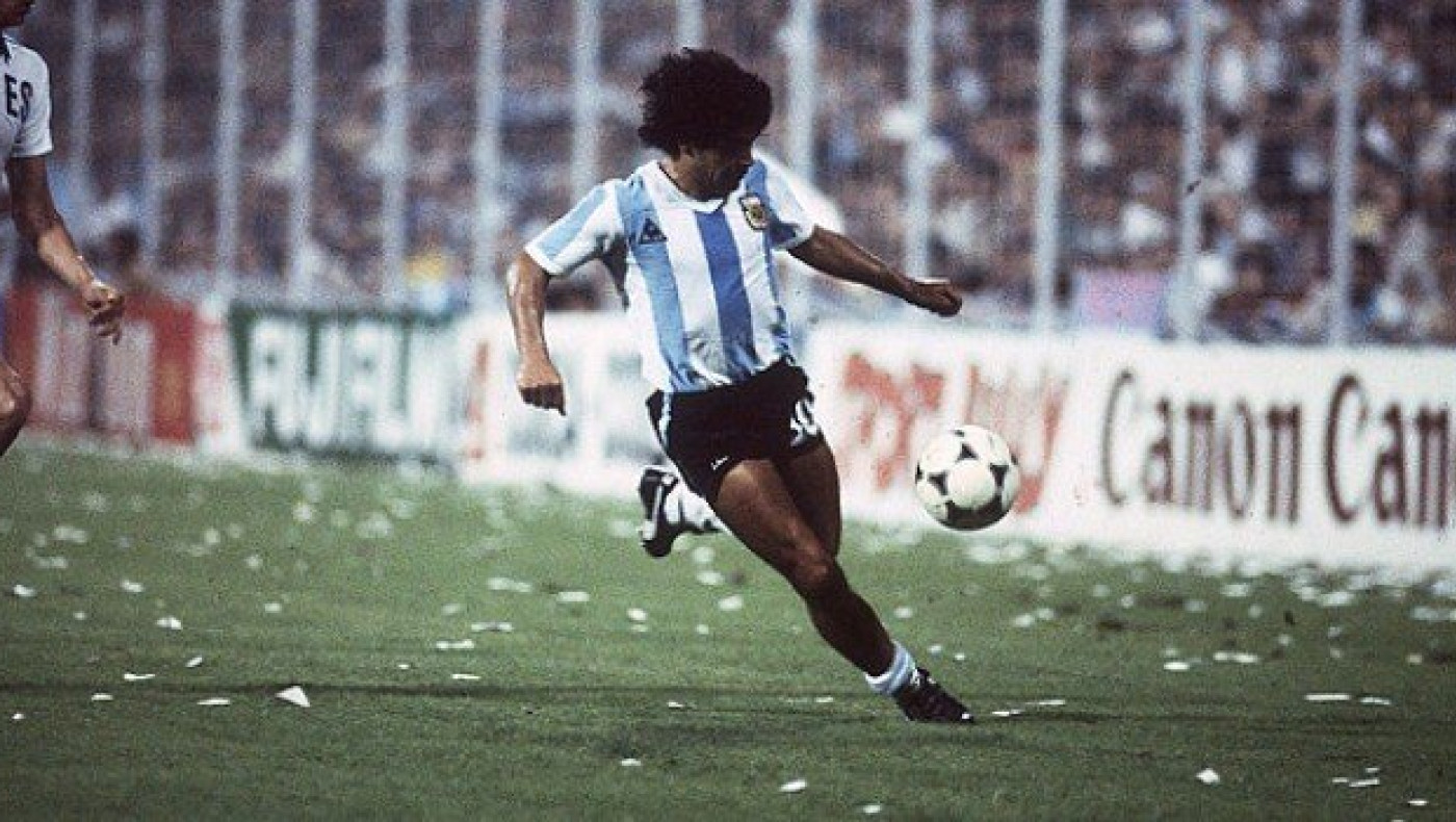 Όταν ο Μαραντόνα μάγευε στις αλάνες! (video)