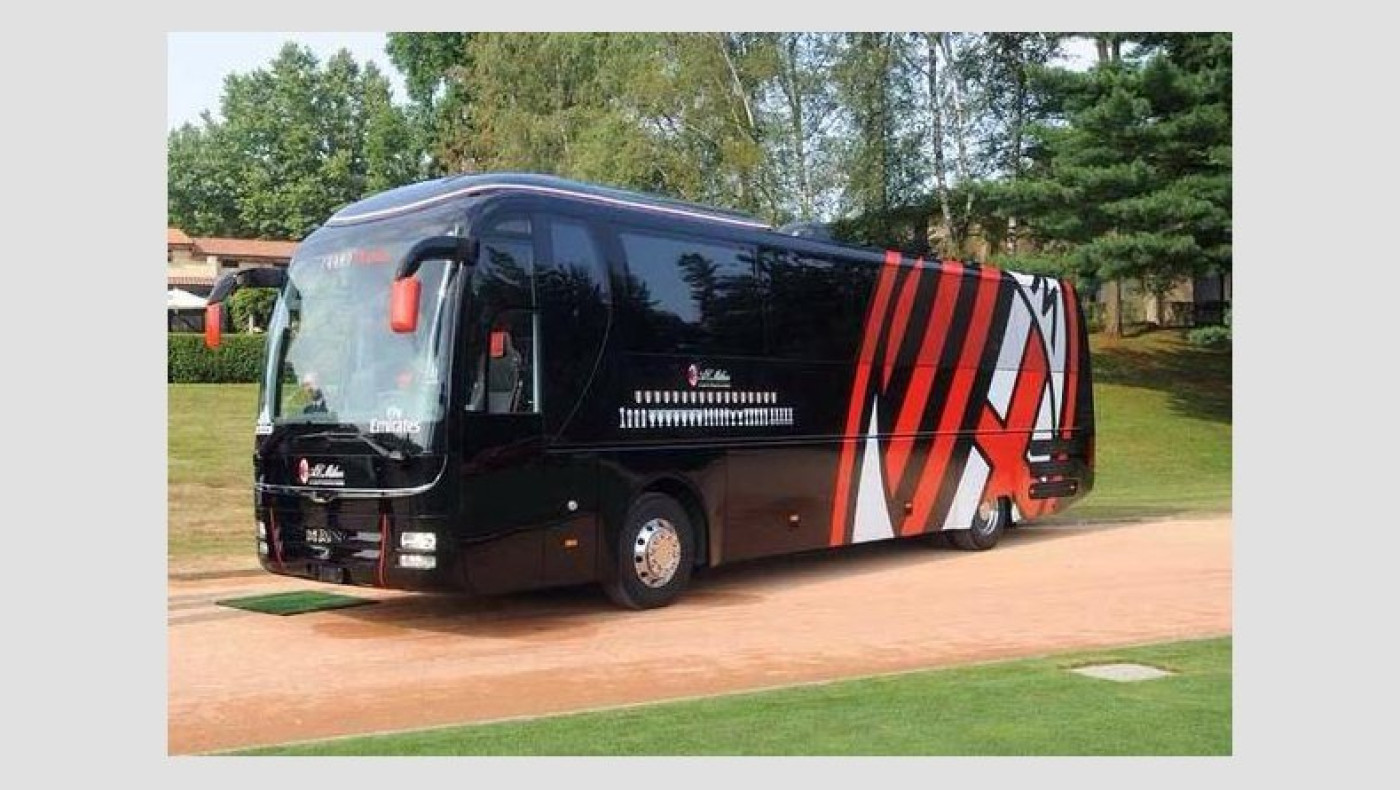 Με κάρο, autostop ή με το flinstones όχημα θα μετακινείται η Μίλαν; (pics)