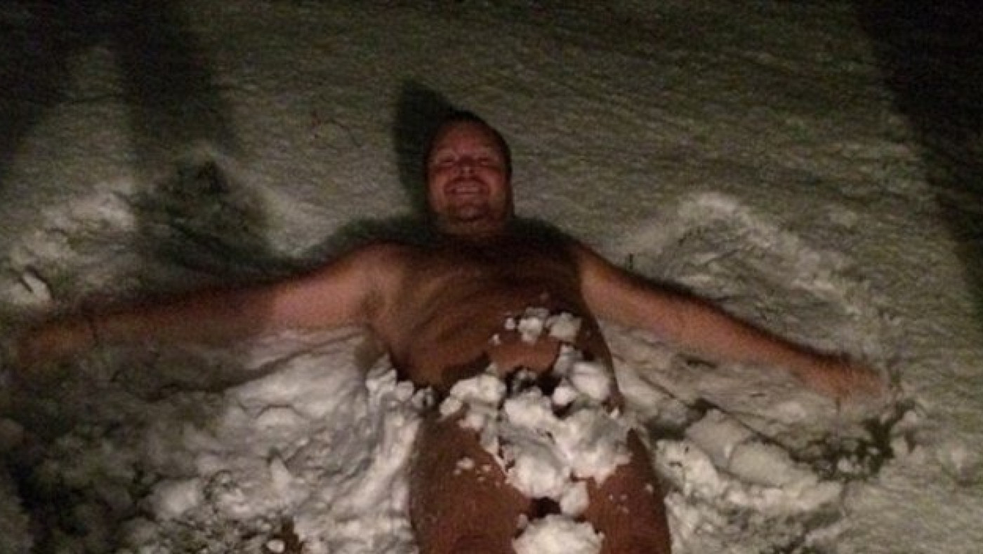 Oλόγυμνος στο χιόνι ο Μπρολίν! (pics)