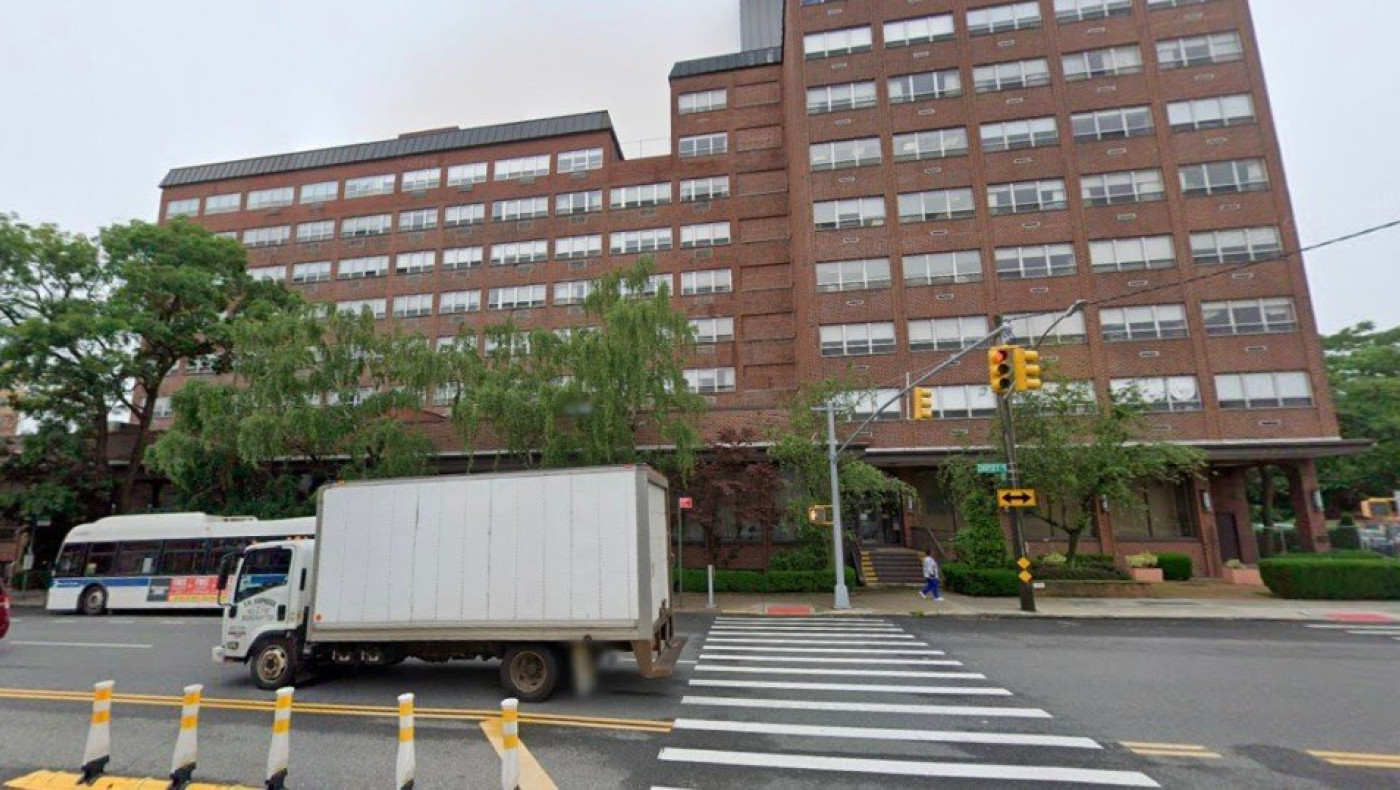 Κορωνοϊός: Φορτώνουν πτώματα με κλαρκ σε φορτηγά-ψυγεία στη Νέα Υόρκη