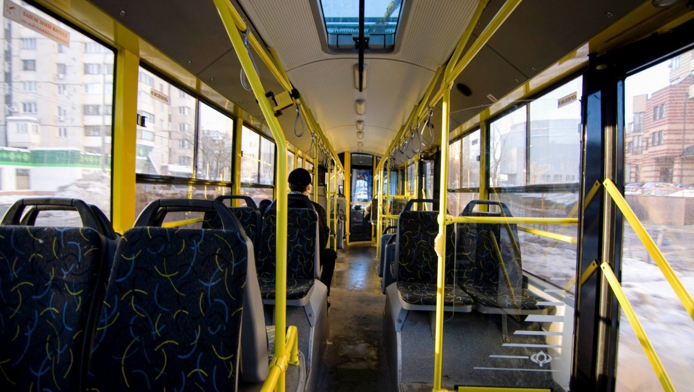 Άνδρας έβηξε σε λεωφορείο, τον τάραξαν στο ξύλο και τον πέταξαν έξω