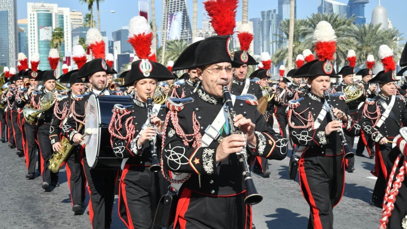 Συγκινητικό: Ιταλοί carabineri  παιανίζουν τον ελληνικό εθνικό ύμνο!