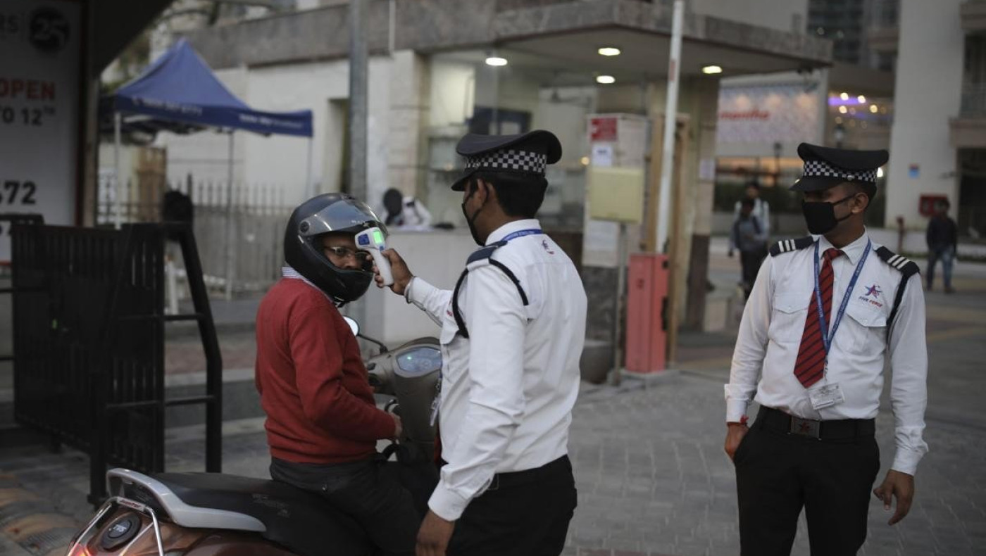 Ινδία: «Βούρδουλας» σε όσους σπάνε την καραντίνα για τον κορωνοϊό