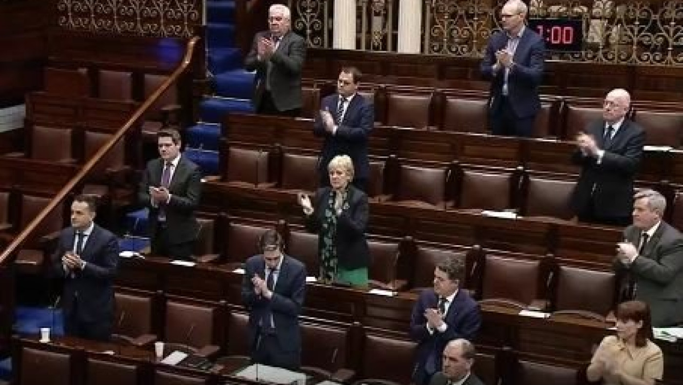 Χειροκρότημα και στην Ιρλανδία για τους μαχητές κατά του κορωνοϊού