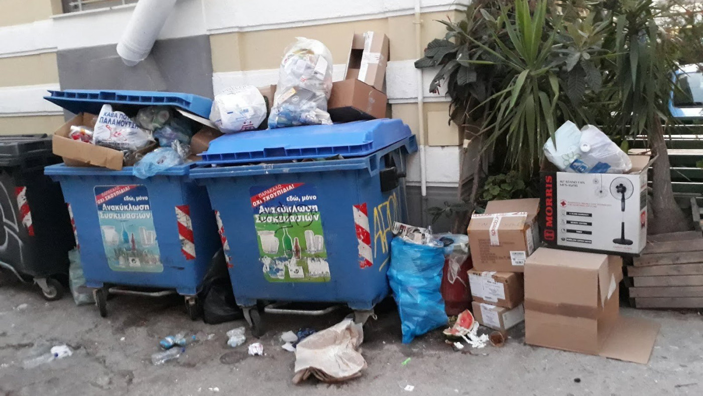 Θεσσαλονίκη: Κατέβασαν λεκάνη τουαλέτας στην Τσιμισκή-Αυξάνεται το πρόστιμο για ογκώδη αντικείμενα