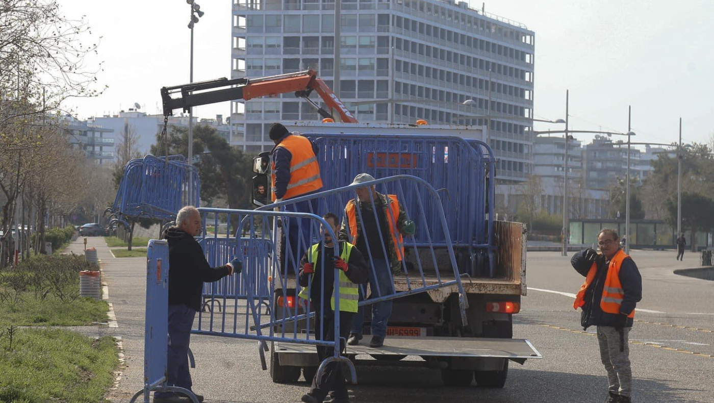 Θεσσαλονίκη: Κάγκελα στη νέα παραλία για την απαγόρευση κυκλοφορίας