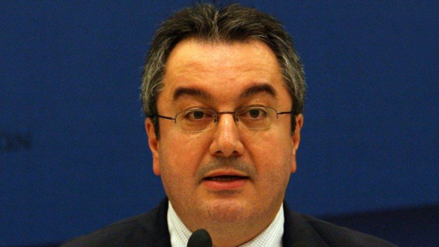 Ο Μόσιαλος επικαλείται... Τσουκαλά για το εμβόλιο!