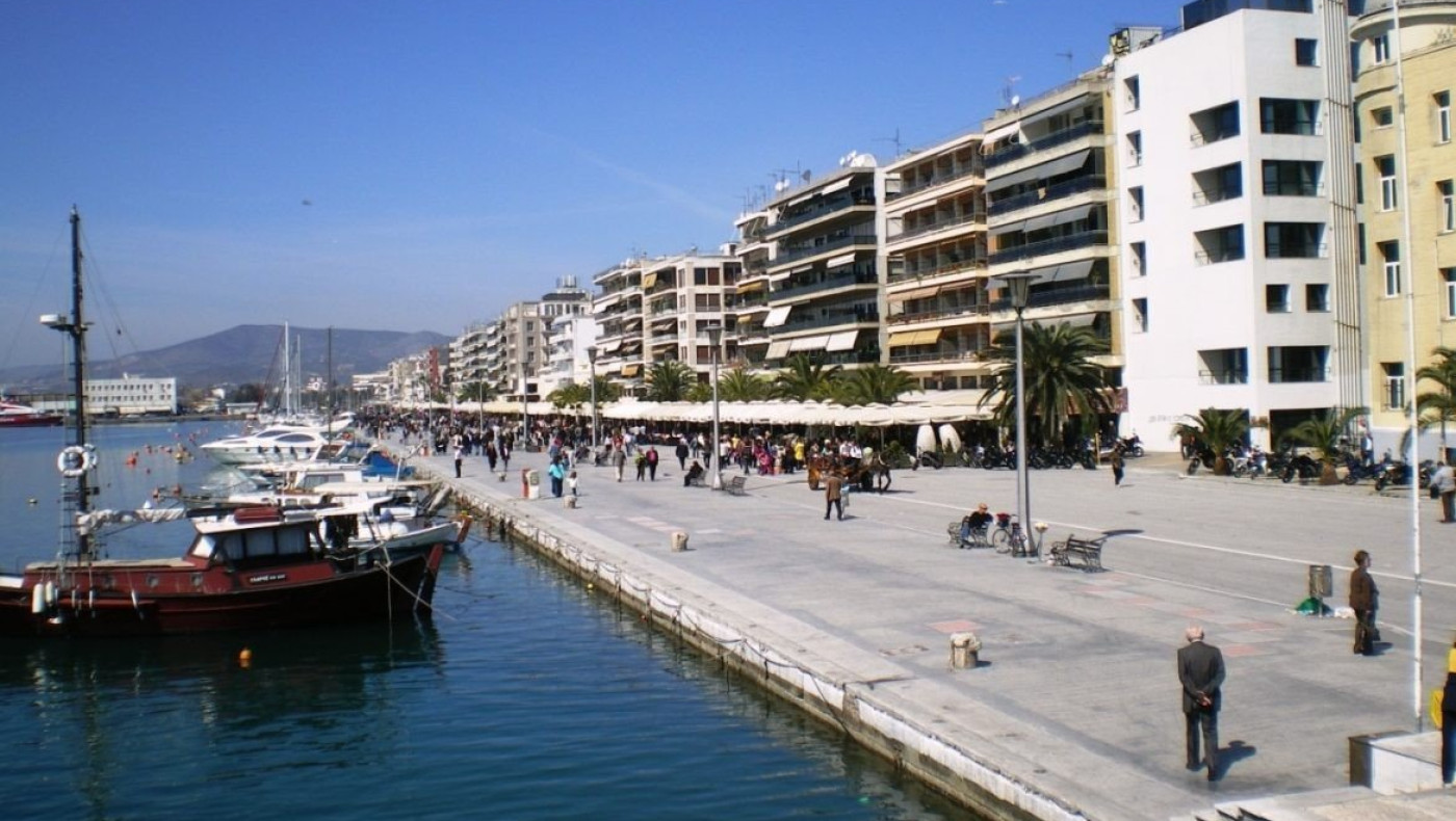 Kορωνοϊός: Γέμισε από κόσμο η παραλία του Βόλου