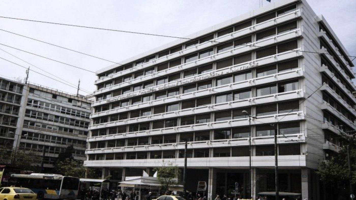 Δημοσιεύματα εφημερίδων για μείωση μισθών έως 20% στο δημόσιο