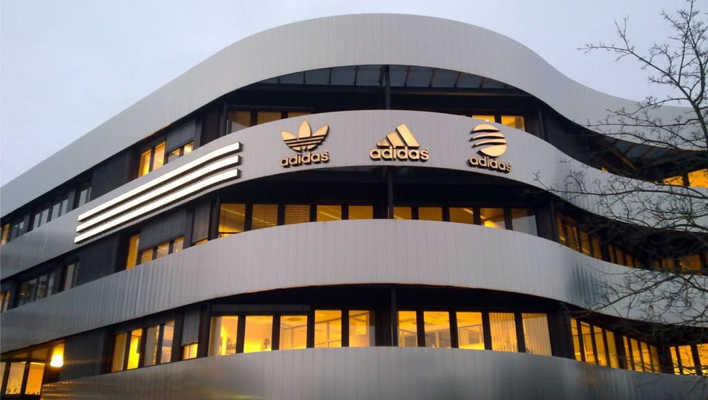 SOS εκπέμπει η Adidas, ψάχνει δάνεια 1-2 δις ευρώ