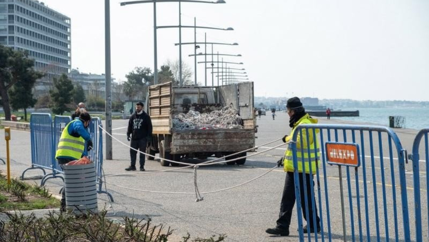 Τα «άκουσαν» αστυνομικοί και δημοσιογράφοι από μια γυναίκα για το κλείσιμο της Νέας Παραλίας