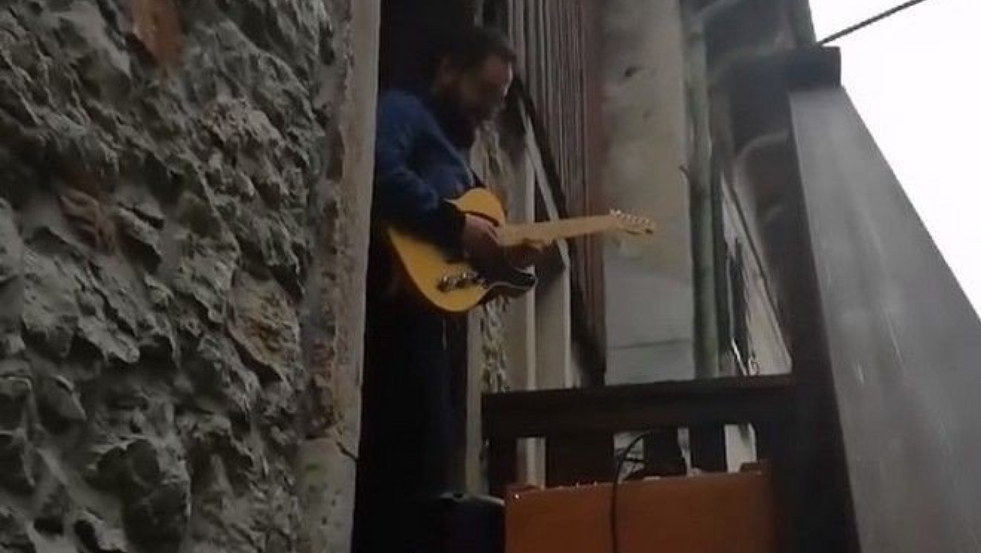 Ιταλός παίζει Pink Floyd στην καραντίνα