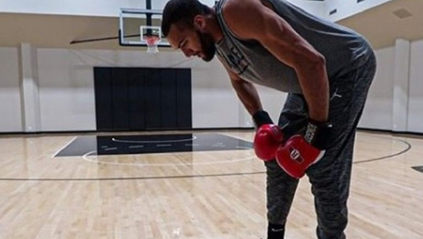 Ξανά στο γήπεδο με γάντια μποξ ο Γκομπέρ