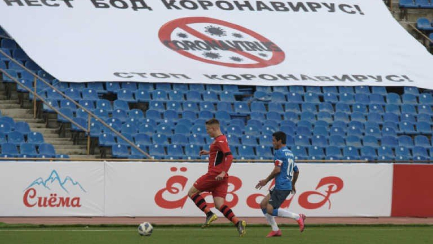 Παίζουν μπάλα στο Τατζικιστάν και πανό για τον κορωνοϊό