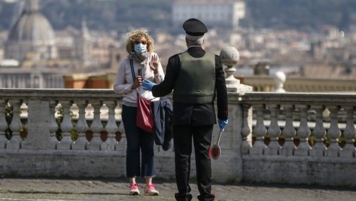 60χρονη έβγαλε βόλτα την... χελώνα της, αλλά δεν έπεισε τους Ιταλούς αστυνομικούς
