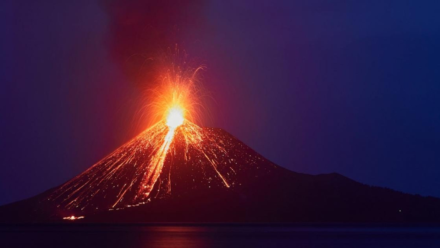 Εντυπωσιακή έκρηξη του ηφαιστείου Κρακατόα στην Ινδονησία