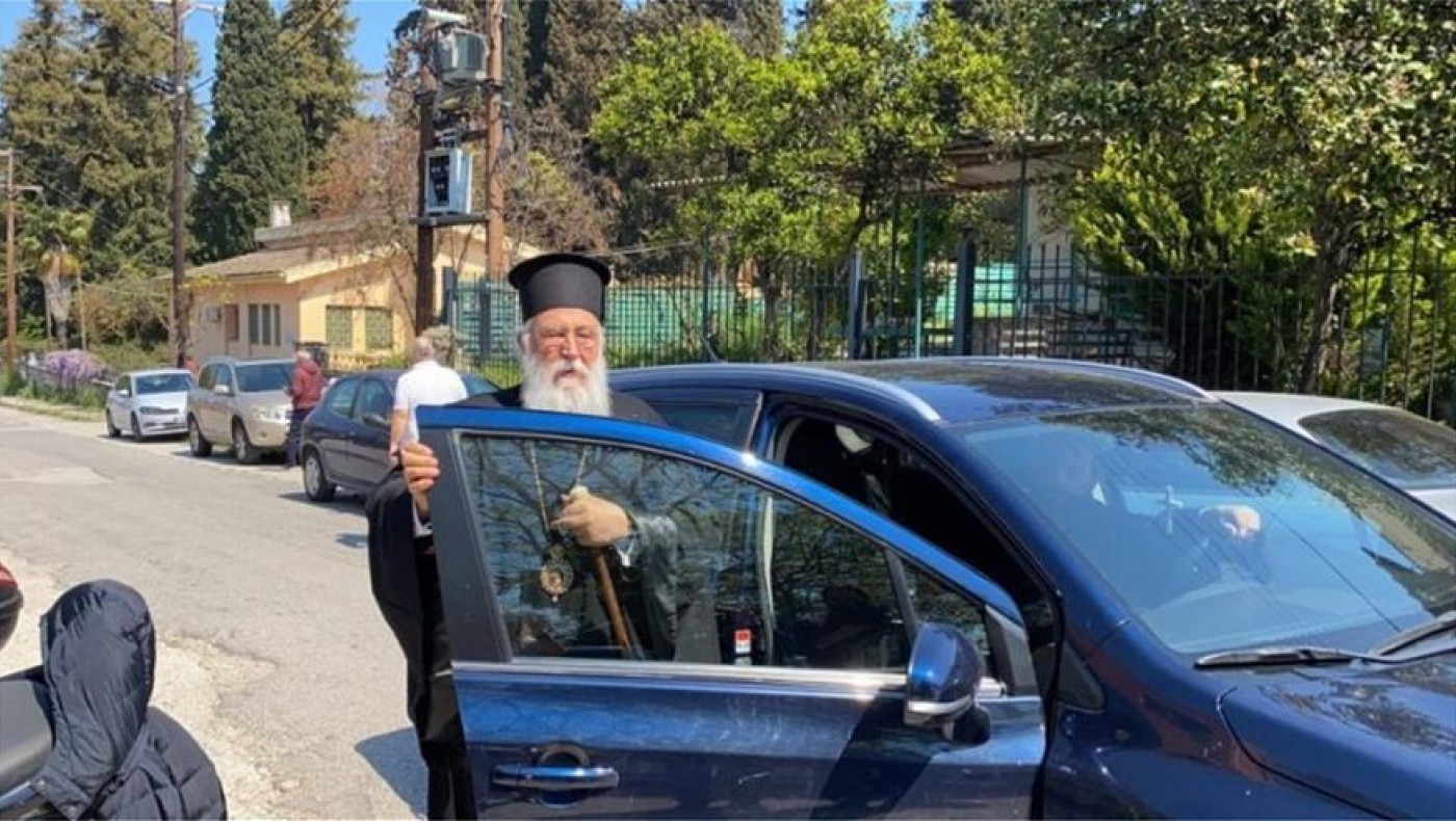 Στον εισαγγελέα ο Μητροπολίτης Κέρκυρας για τη Θεία Κοινωνία σε πιστούς