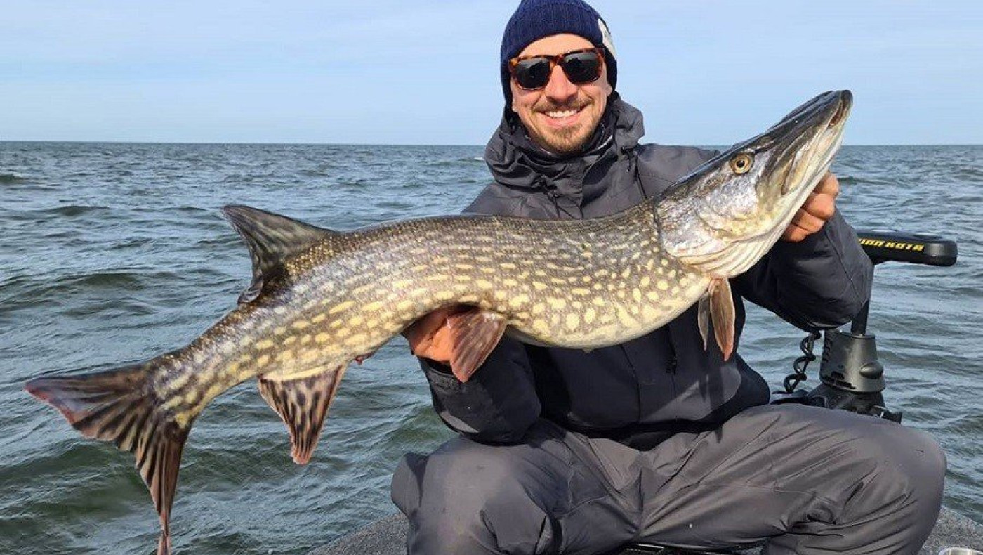 Ο κόσμος είναι σε καραντίνα και ο Ζλάταν πήγε για ψάρεμα!