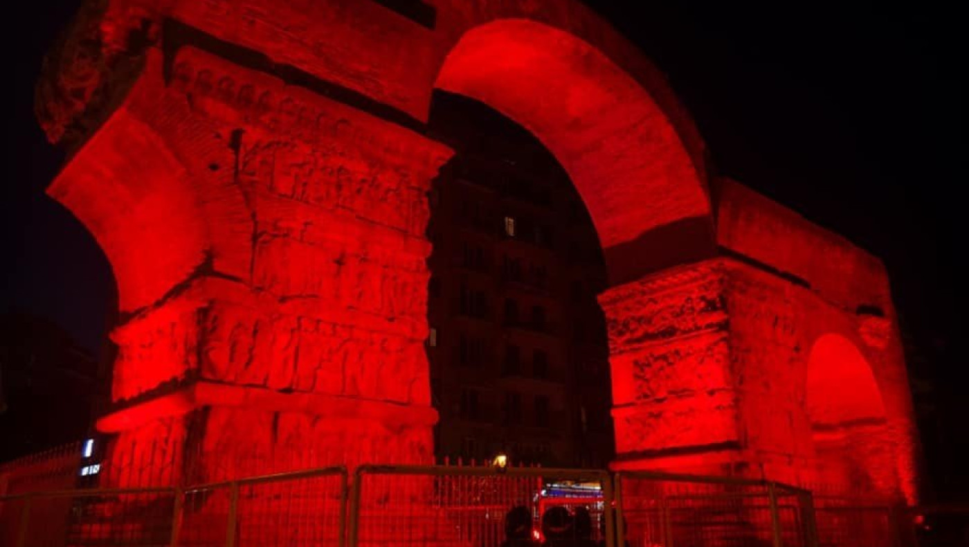 Στα «κόκκινα» ντύθηκε η Καμάρα