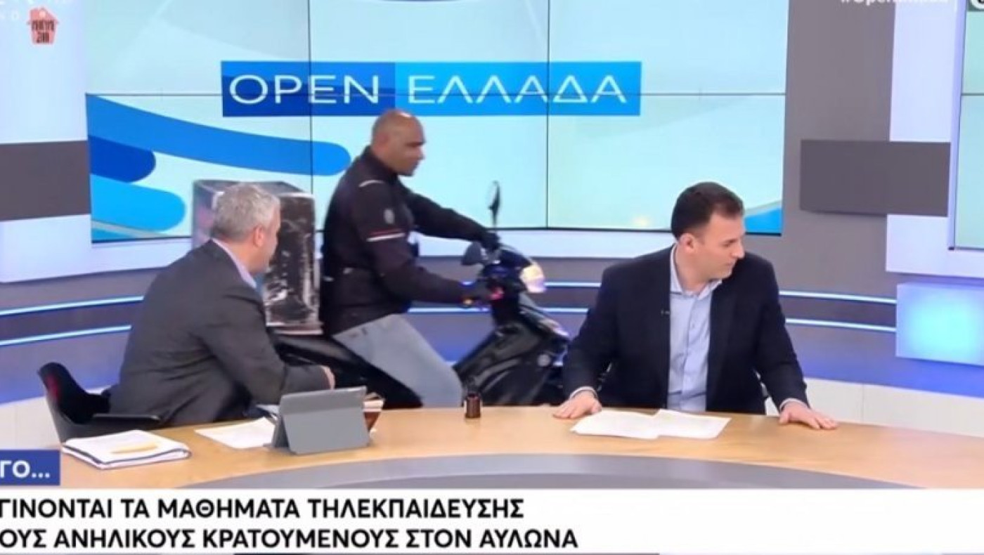 Ντελιβεράς μπήκε με το μηχανάκι του στο πλατό του Open