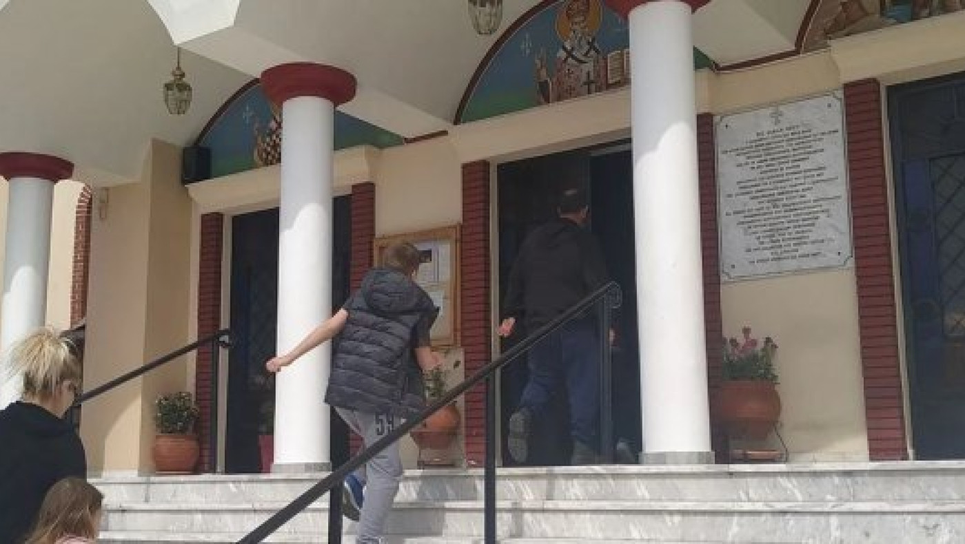 Εκκλησίες άνοιξαν τις πόρτες τους, ουρές από πιστούς για να προσκυνήσουν