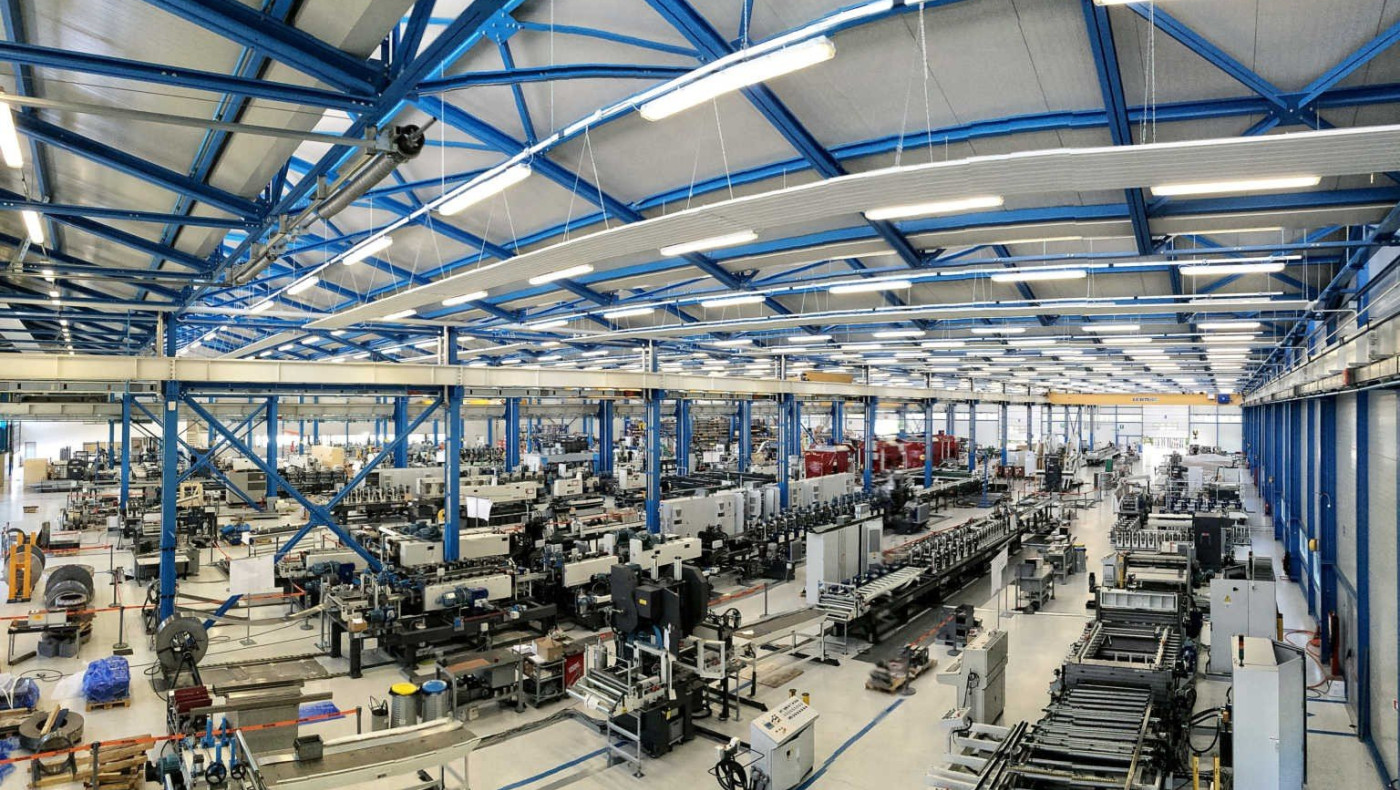 Οι άνθρωποι πεθαίνουν και η Ιταλία άνοιξε τις βιομηχανίες