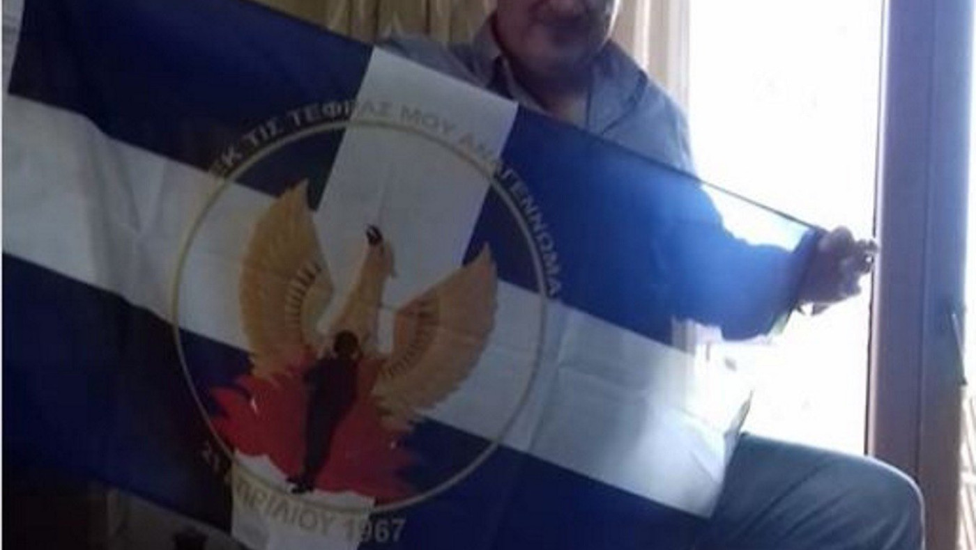 Στυλίδα: Δημοτικός Σύμβουλος με την σημαία της Χούντας