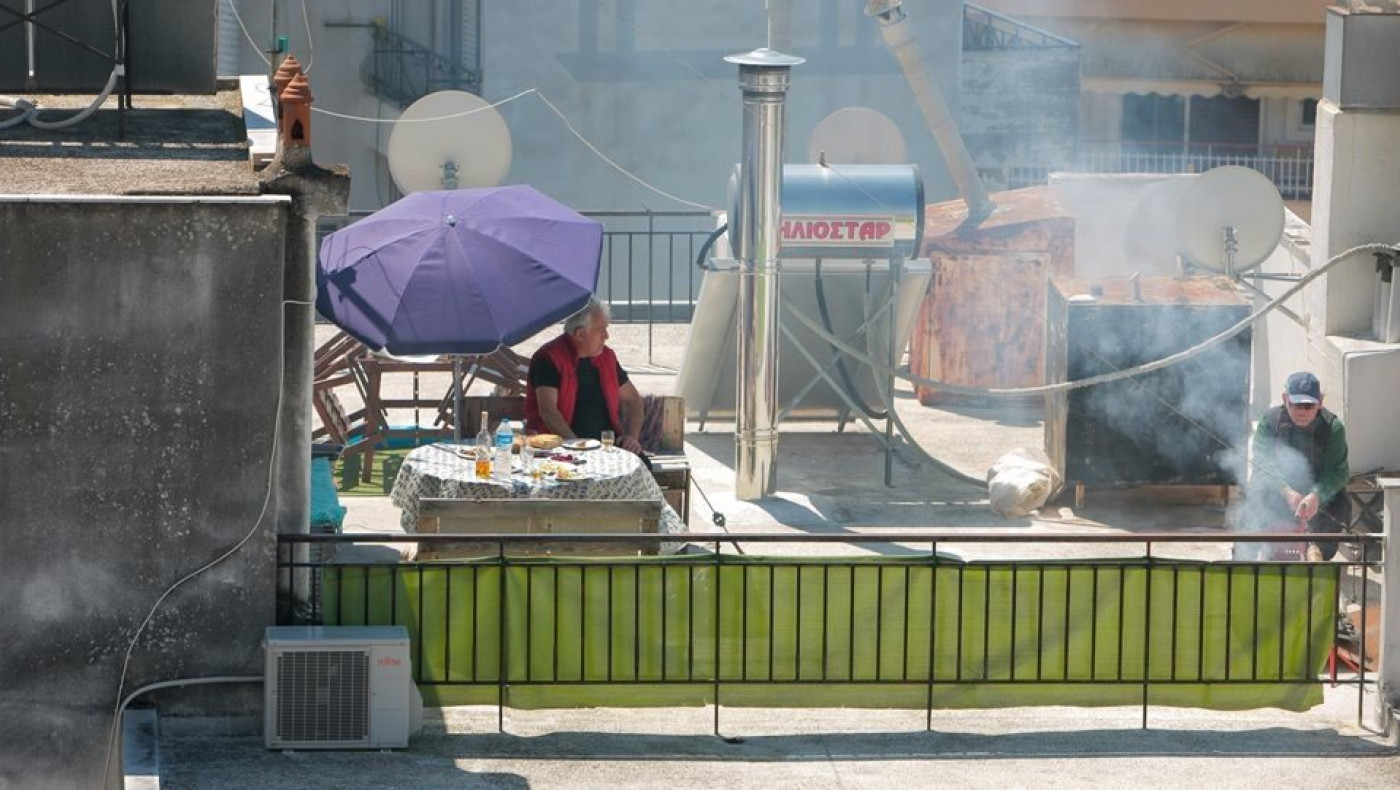 Πάσχα & κορωνοϊός: Ο κόσμος ξέδωσε με ψήσιμο στις ταράτσες!