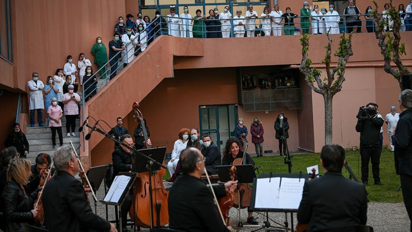 Έπαιξαν μουσική σε γιατρούς και νοσηλευτές στο «Αττικό»