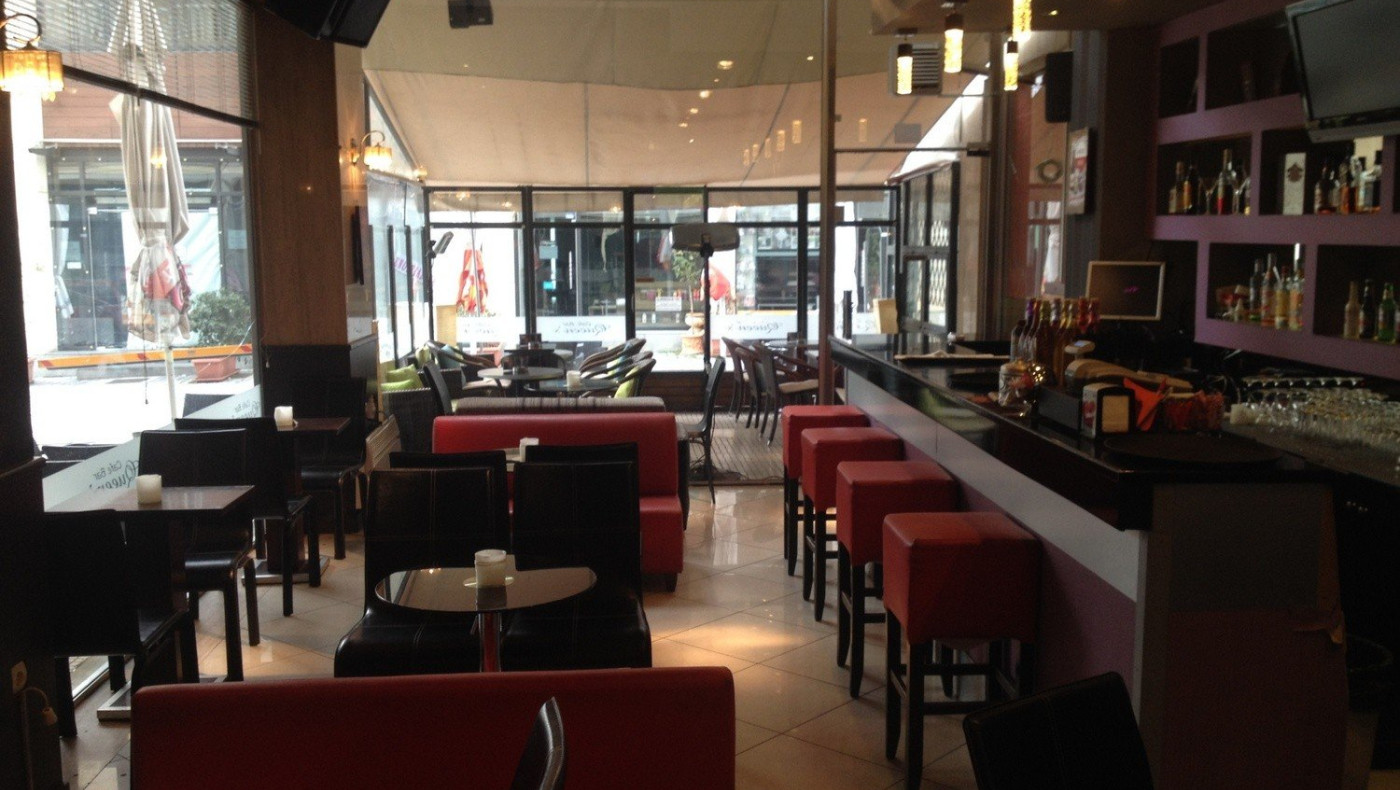 Ανοιξε το καφέ του και έφαγε πεντοχίλιαρο για 4 πελάτες