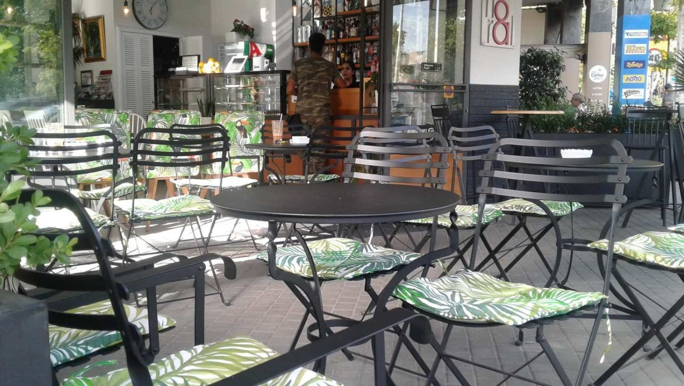 Εισήγηση να ανοίξουν νωρίτερα καφέ και εστιατόρια