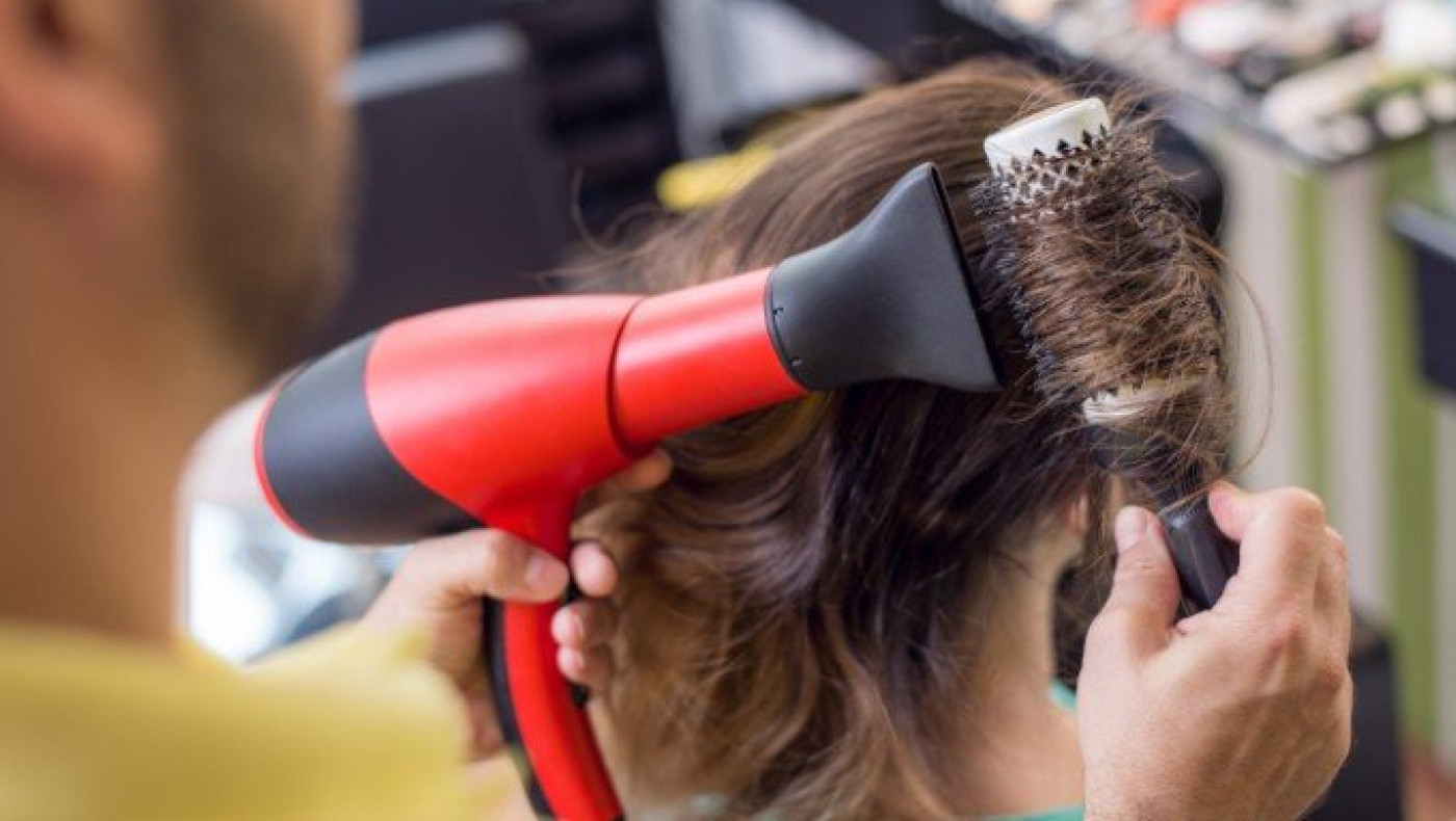 Κορωνοϊός: Γιατί πρέπει να αποφεύγουμε το πιστολάκι, πώς δοκιμάζουμε ρούχα