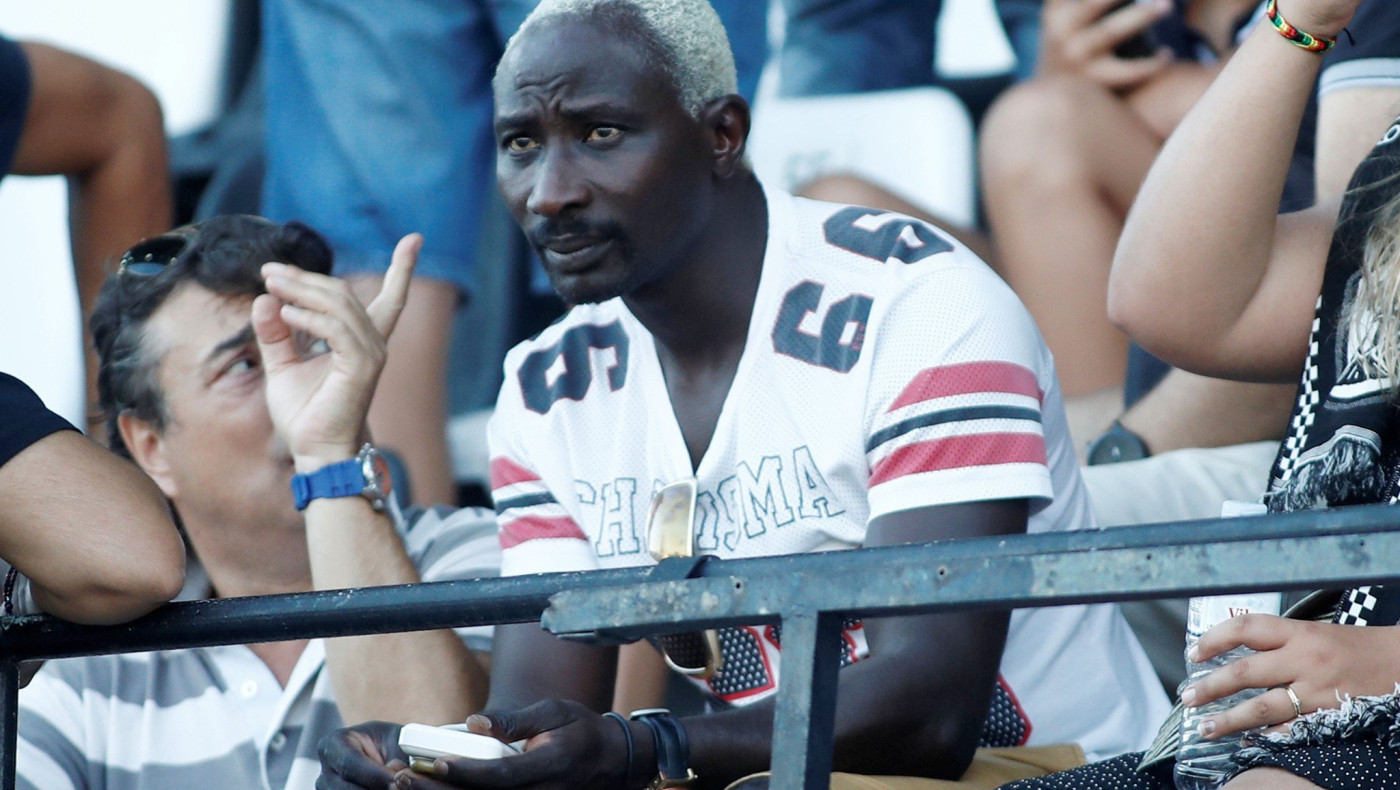 Ο Πάτρικ Ογκουνσότο σε ρόλο σερβιτόρου του Νίκου Χαρδαλιά στα μπουζούκια