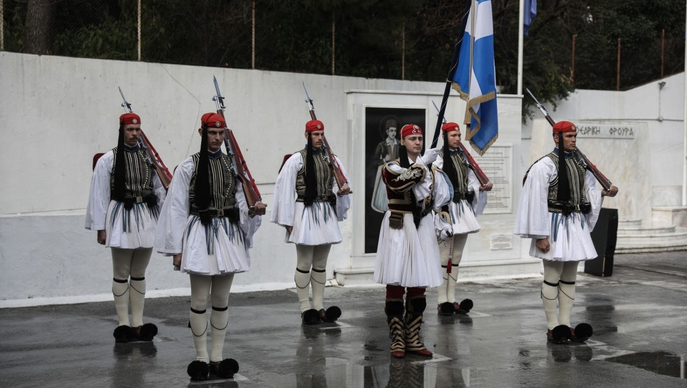 Η συγνώμη της «Καθημερινής» μετά το σάλο για το σχόλιο για τους Εύζωνες